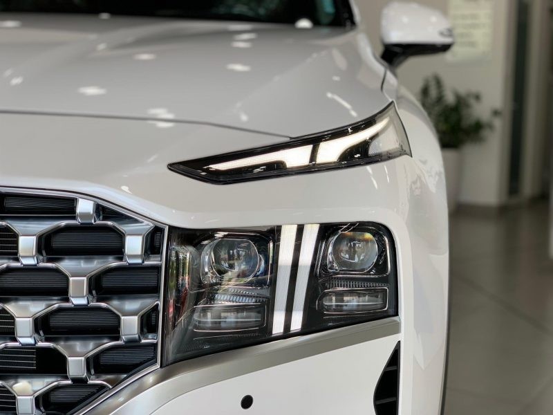 Đầu xe Hyundai Santafe 2024 với thiết kế lưới tản nhiệt mới và đèn LED chữ T