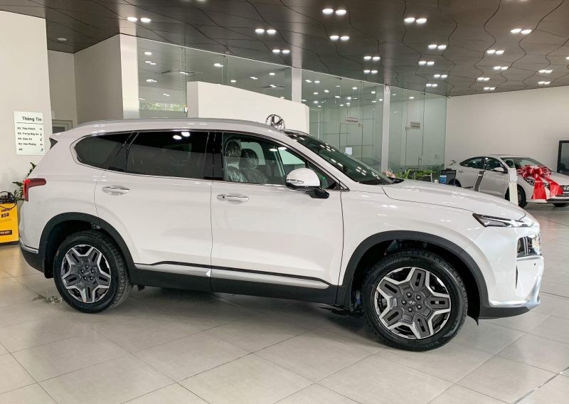 Thân xe Hyundai Santafe Màu Trắng với vòm bánh xe cơ bắp