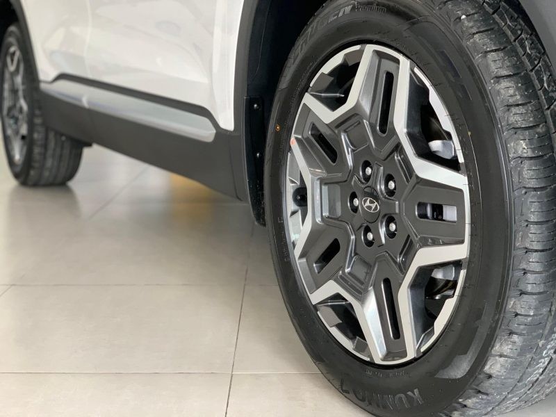 Đuôi xe Hyundai Santafe Màu Trắng với cụm đèn hậu LED liền mạch