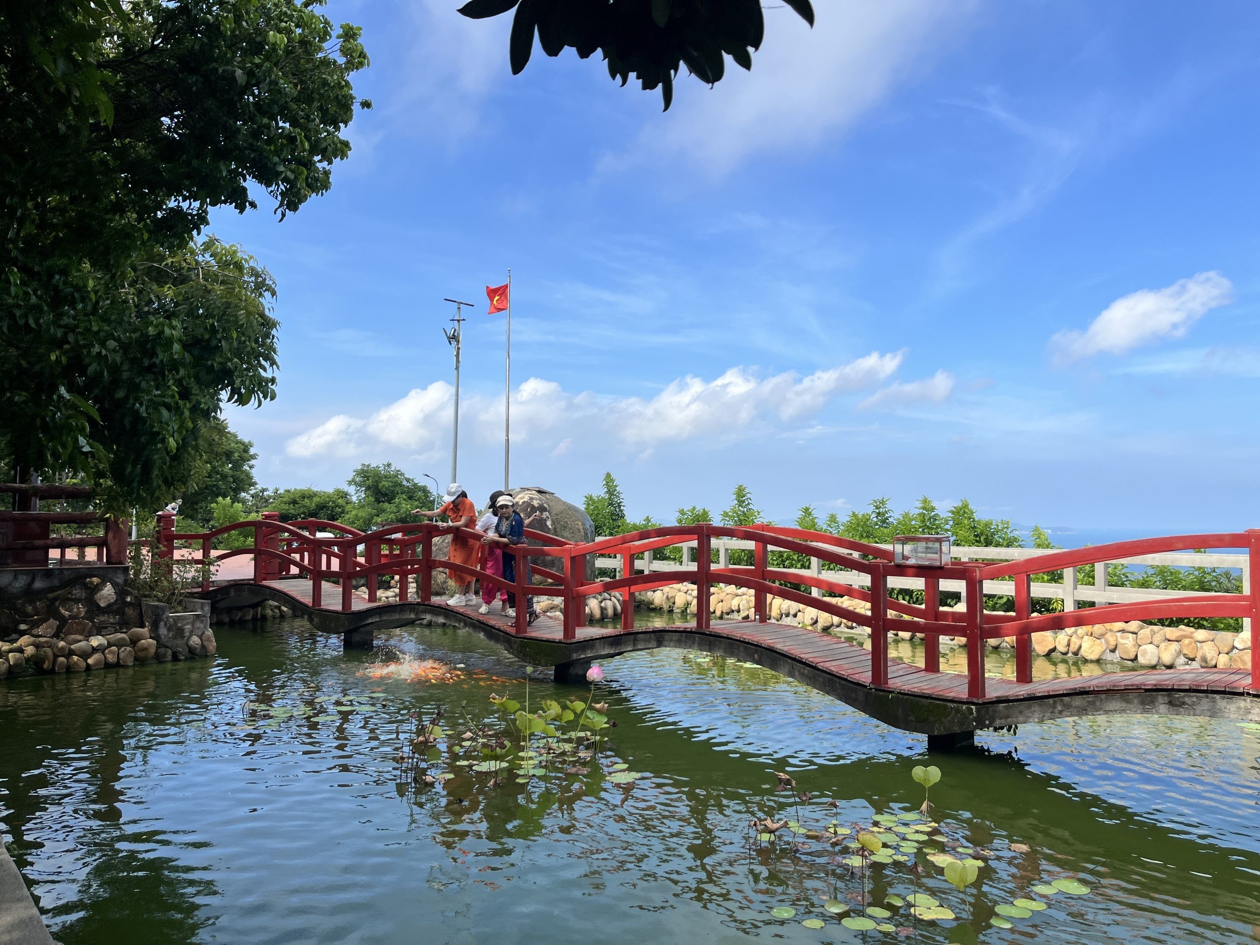 Du khách tham quan và chụp ảnh tại Hồ Mây Park