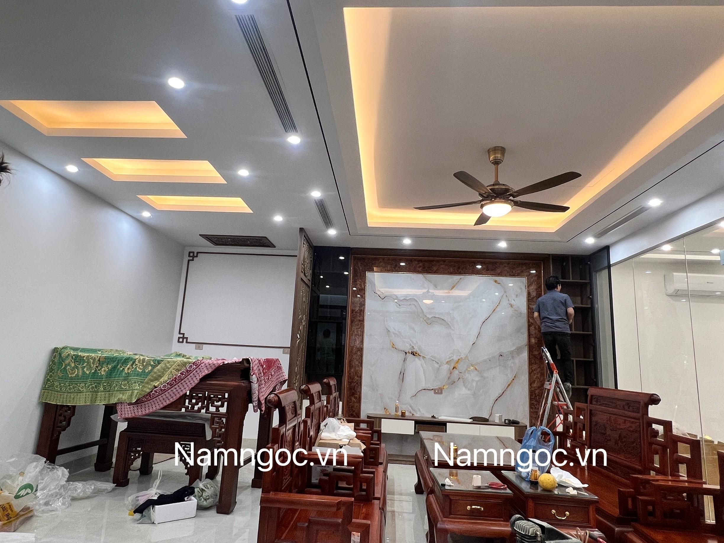 Mẫu trần thạch cao đẹp với thiết kế giật cấp độc đáo và hệ thống đèn chiếu sáng tinh tế