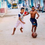 Trẻ em Cuba chơi bóng đá trên đường phố