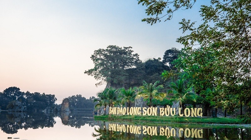 Khu du lịch Bửu Long nhìn từ trên cao với hồ nước xanh biếc và những ngọn núi đá