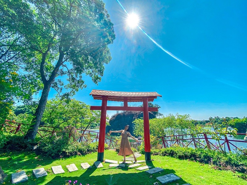 Cổng torii đỏ tươi - biểu tượng của Đảo Lan
