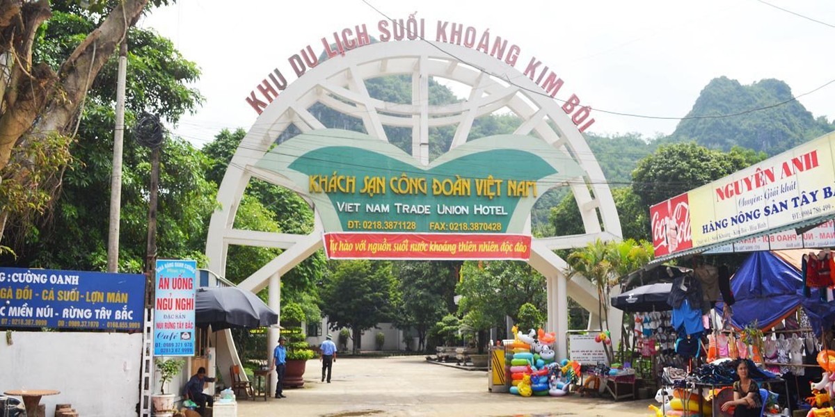 Khu du lịch suối khoáng Kim Bôi với hồ bơi rộng lớn
