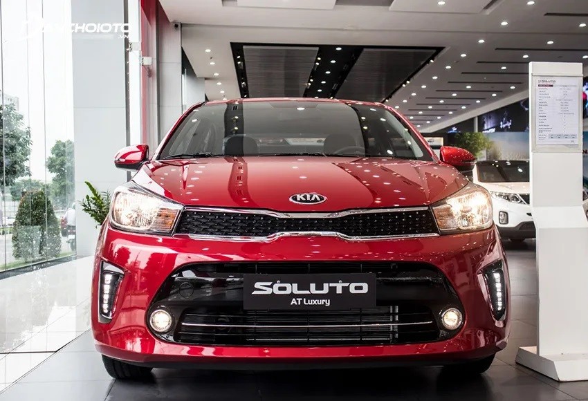 Đầu xe Kia Soluto với lưới tản nhiệt mũi hổ
