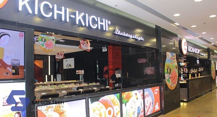Ảnh chụp không gian nhà hàng Kichi Kichi với băng chuyền lẩu hiện đại và thực khách đang lựa chọn món ăn yêu thích.