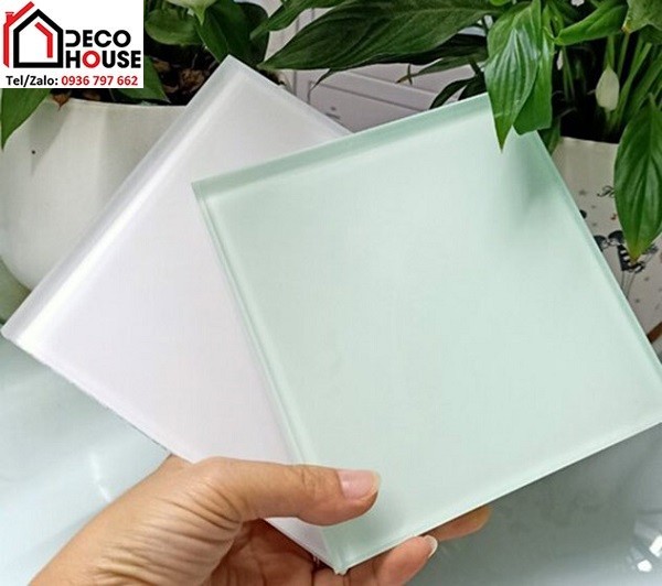 So sánh kính siêu trong và kính thường