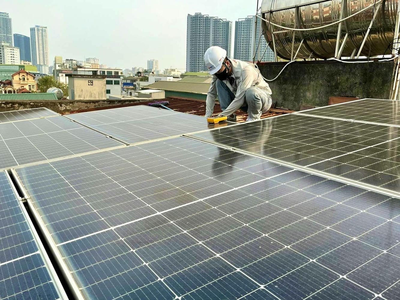 Tấm pin năng lượng mặt trời áp mái