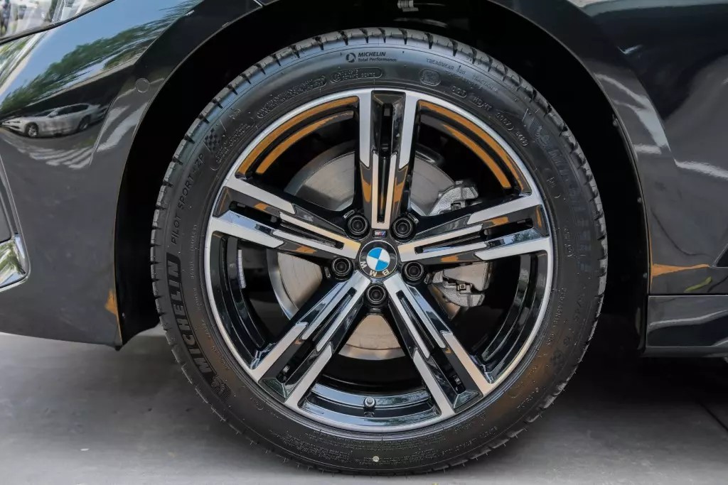La-zăng xe BMW 320i MSport đậm chất thể thao.