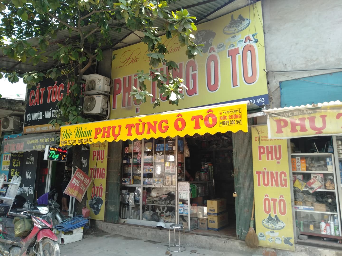 Mái hiên quay tay tại quán cafe