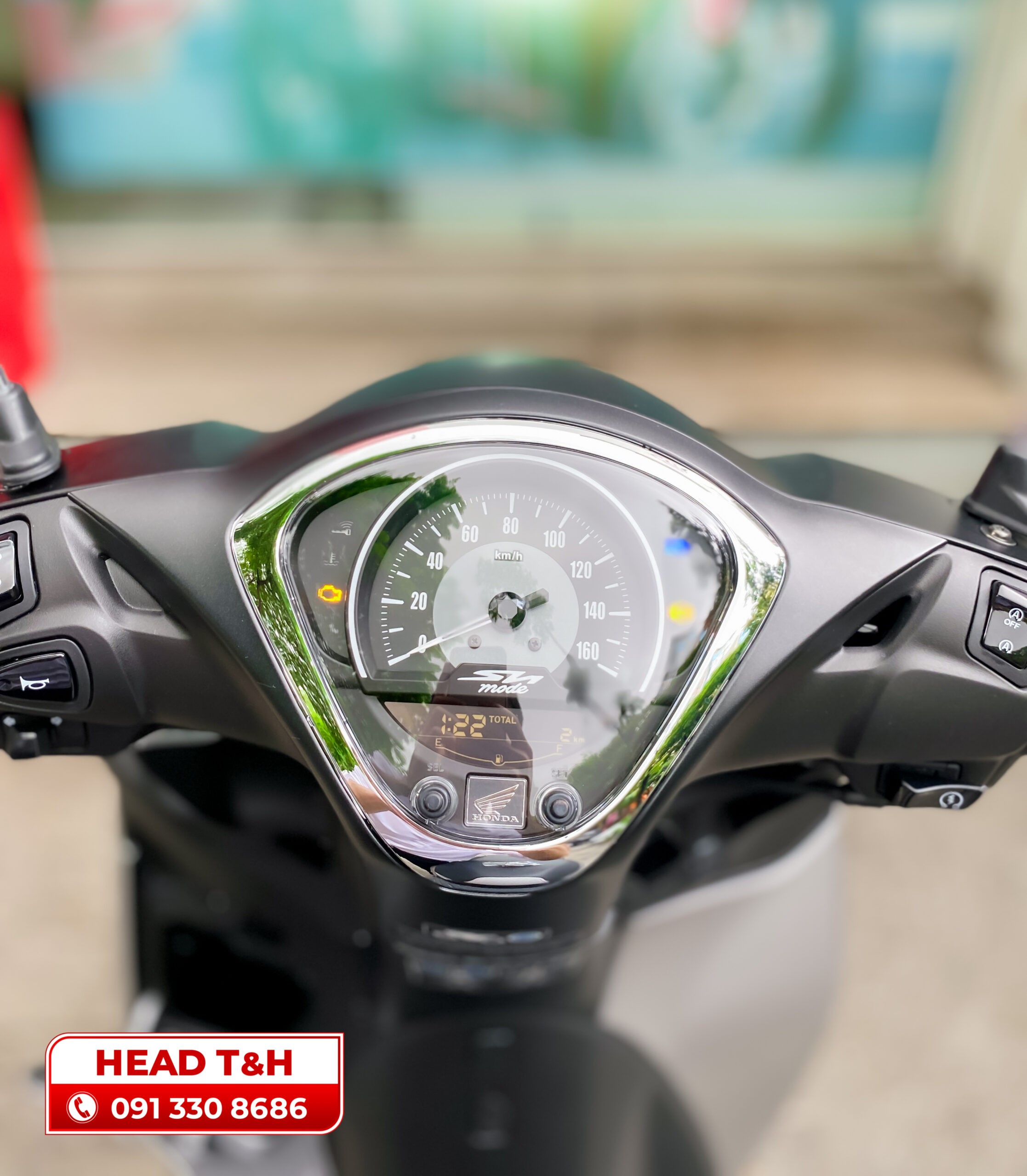 Mặt đồng hồ Honda SH Mode 125 là sự kết hợp giữa đồng hồ analog hiển thị tốc độ và màn hình LCD nhỏ gọn hiển thị các thông số