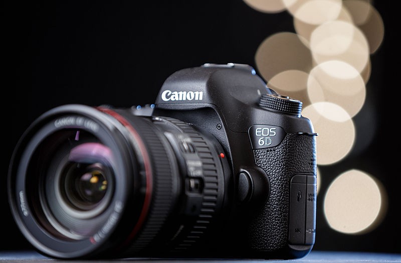 Máy ảnh Canon 6D với thiết kế nhỏ gọn và các nút điều khiển dễ sử dụng