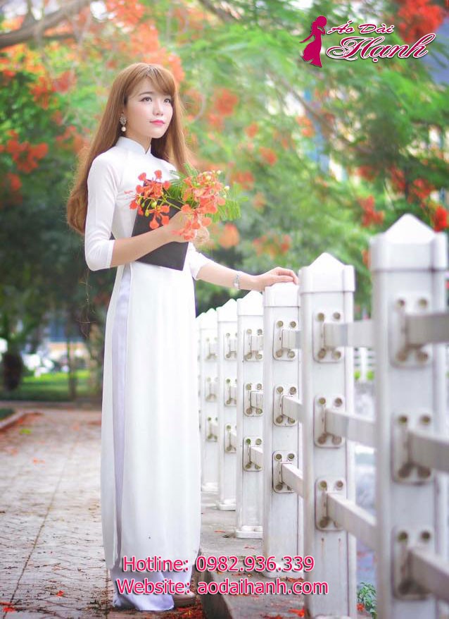 Áo dài trắng nữ sinh duyên dáng