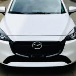 Đầu xe Mazda 2 với lưới tản nhiệt lớn và cụm đèn LED sắc sảo