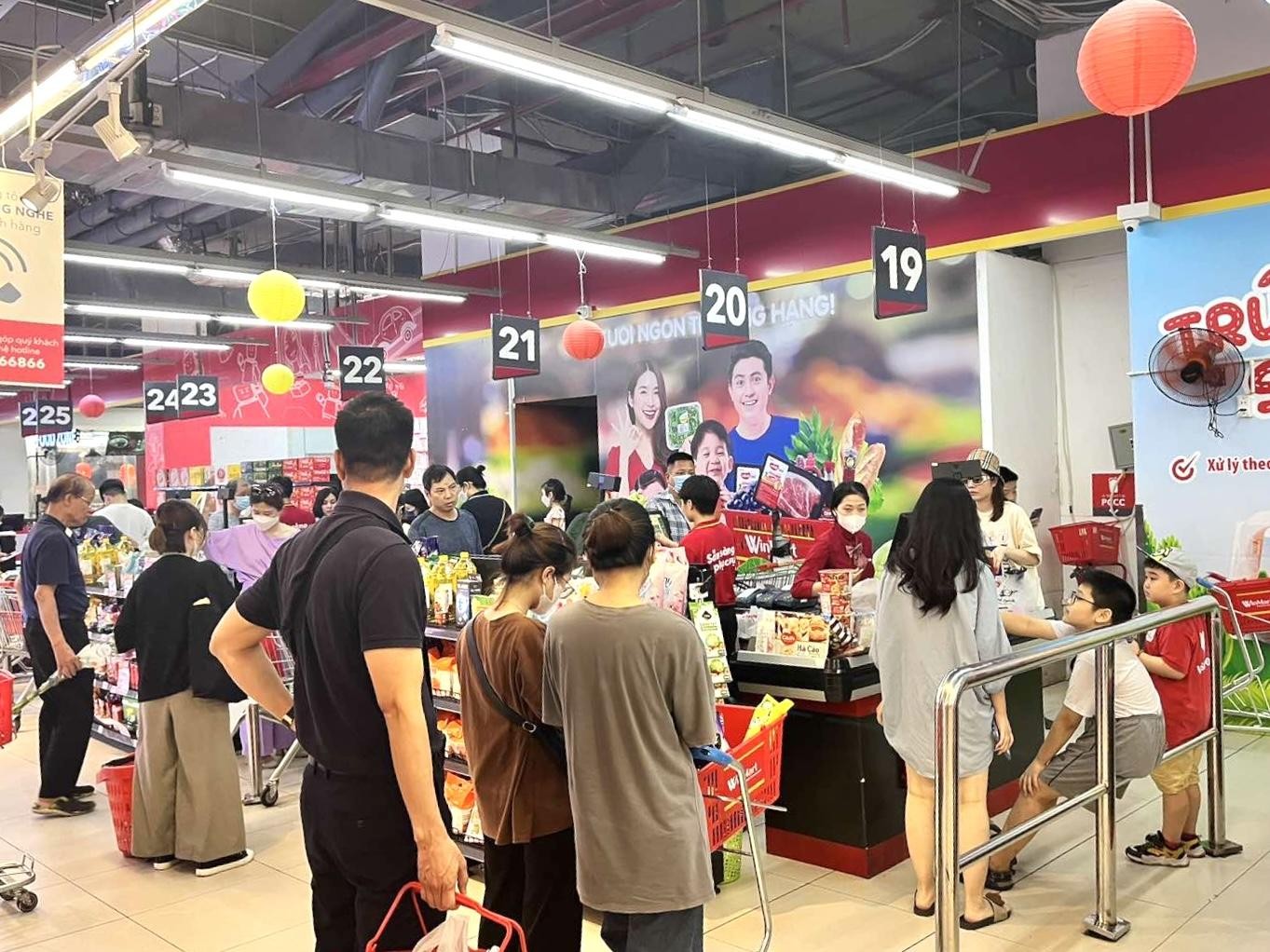 Khách hàng lựa chọn xe tải tại showroom Xe Tải Mỹ Đình, được tư vấn nhiệt tình và chuyên nghiệp