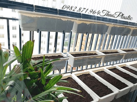 Giá treo chậu hoa ban công bằng composite giả gỗ