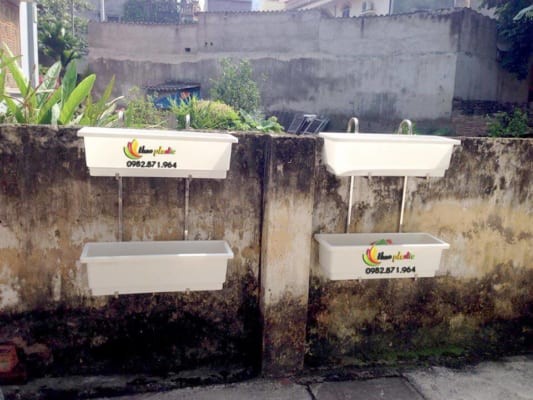 Ban công xanh mát với nhiều tầng giá treo