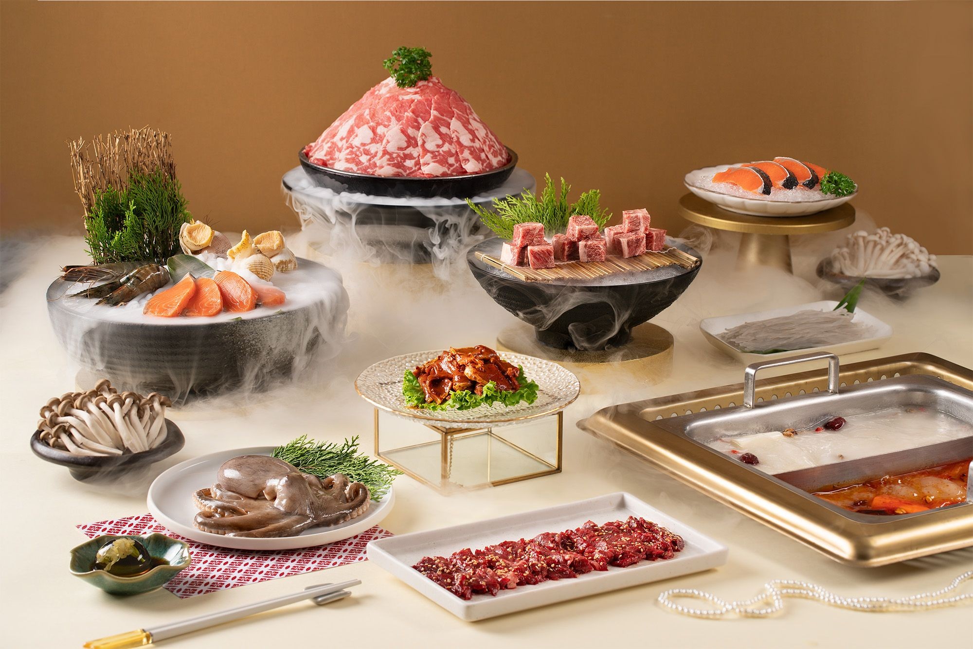 Bàn ăn lẩu Manwah với đầy đủ các loại nguyên liệu tươi ngon