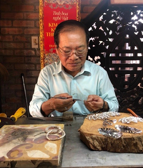 Nghệ nhân Nhân dân Trần Duy Mong trong quá trình chế tác sản phẩm