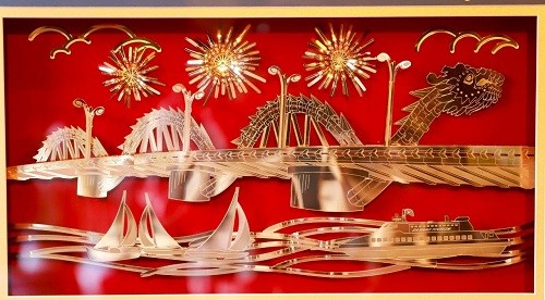 Nghệ nhân Nhân dân Trần Duy Mong luôn chỉ bảo thế hệ sau gắn bó và làm rạng rỡ thêm nghề kim hoàn của của xứ Huế
