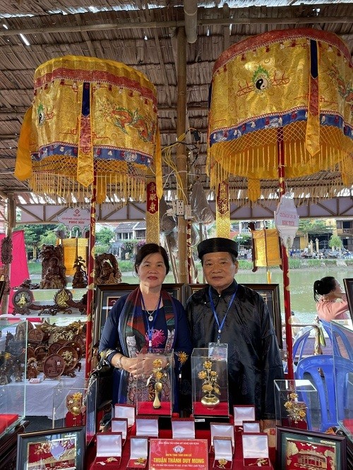 Nghệ nhân Nhân dân Trần Duy Mong trong một cuộc triển lãm tại Huế