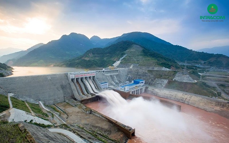 Nhà máy thủy điện nhìn từ xa