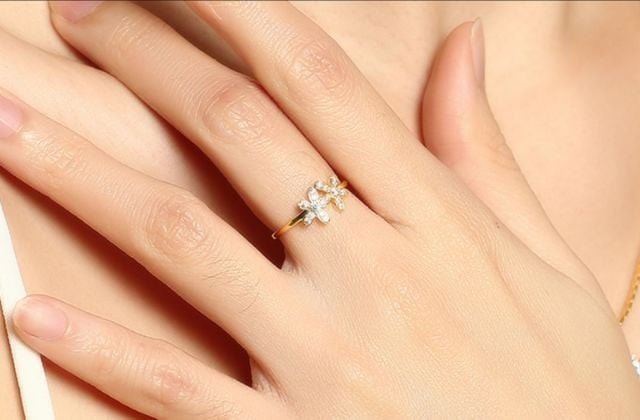 Nhẫn vàng 18K nữ đính đá CZ sang trọng