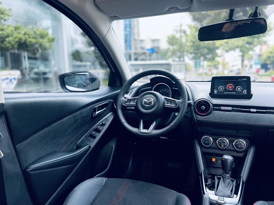 Nội thất Mazda 2 với vô lăng 3 chấu và màn hình trung tâm 7 inch