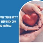 Một người phụ nữ đang cho một cụ già ăn, thể hiện lòng nhân ái và sự quan tâm đến người lớn tuổi
