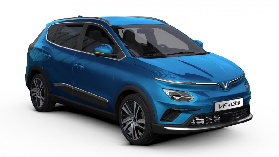 Hình ảnh xe VinFast VF e34 màu xanh dương đậu trước một trạm sạc xe điện VinFast