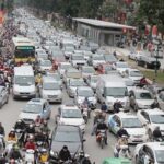Đường phố Hà Nội với mật độ giao thông cao và ô nhiễm không khí