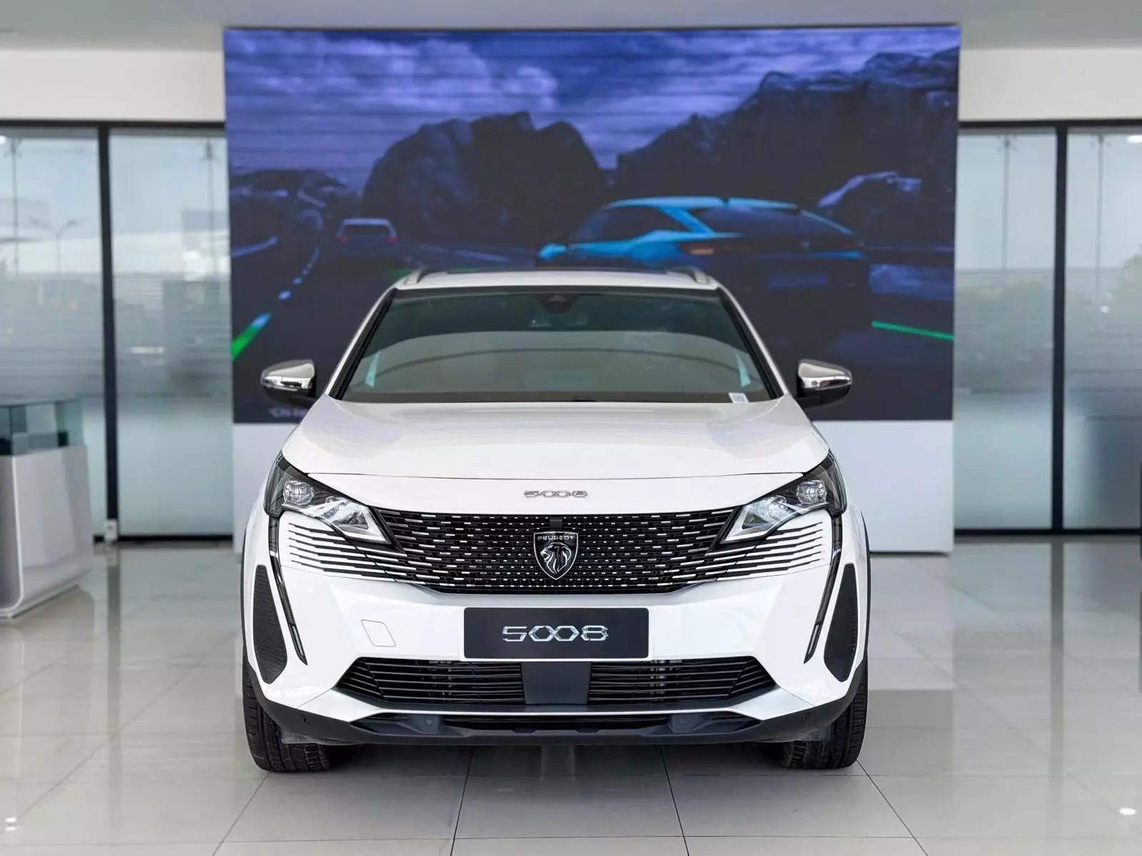 Đầu xe nổi bật lưới tản nhiệt tràn viền hiện đại, đèn chiếu sáng công nghệ LED với bóng Projector có tính năng tự động điều chỉnh.
