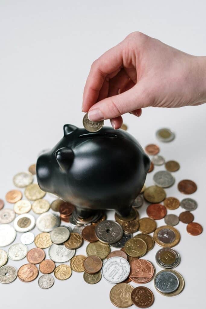 Bé gái giúp mẹ gấp quần áo