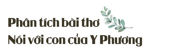 Một bé trai đang chơi xe tải đồ chơi, thể hiện sự yêu thích và tò mò về xe tải từ nhỏ.