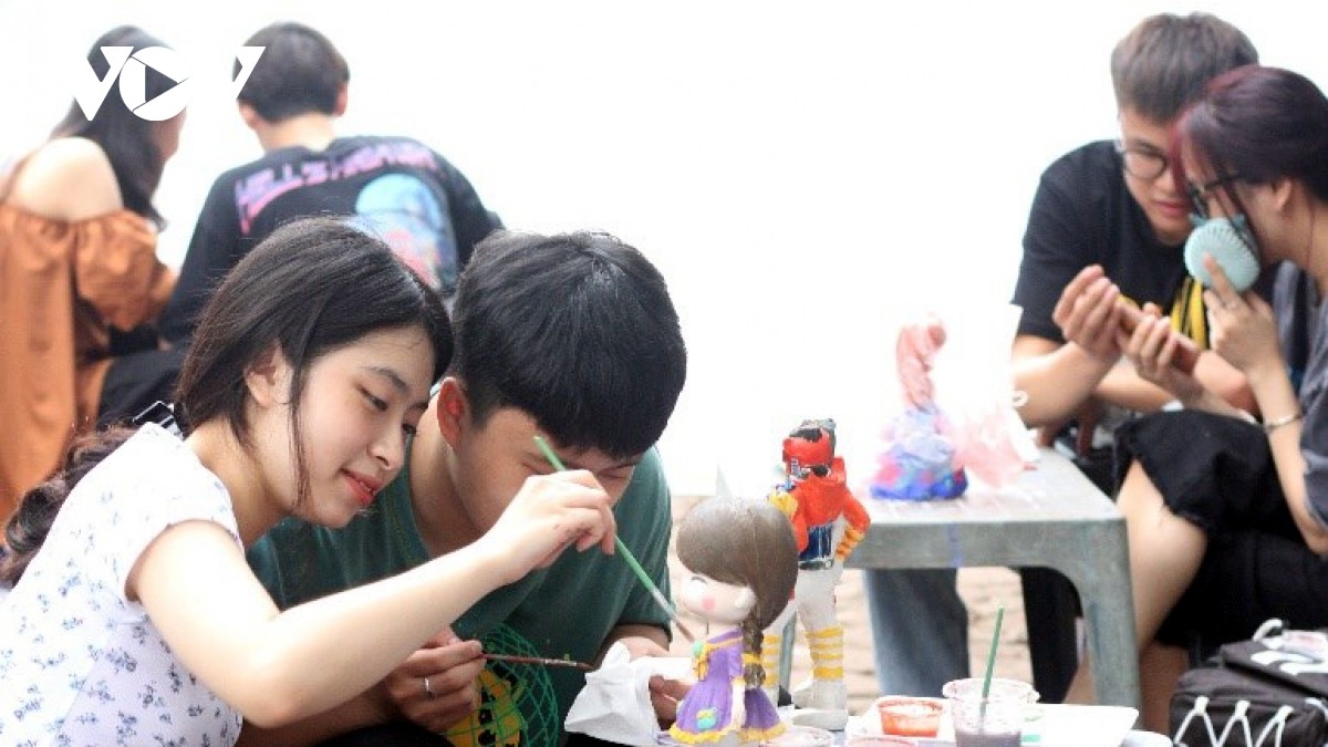 Trẻ em tô tượng tại công viên, một hoạt động giải trí sáng tạo