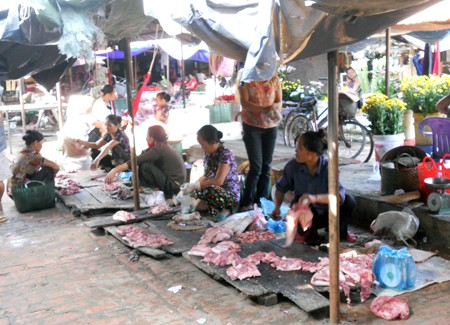 Tình trạng mất vệ sinh an toàn thực phẩm tại các chợ truyền thống