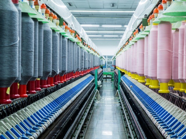 So sánh sợi nhân tạo và sợi tự nhiên: nguồn gốc, tính chất, môi trường