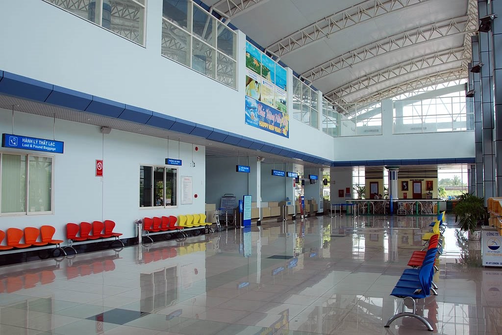 Bên trong nhà ga hành khách sân bay Rạch Giá, nơi hành khách thực hiện các thủ tục và chờ đợi chuyến bay
