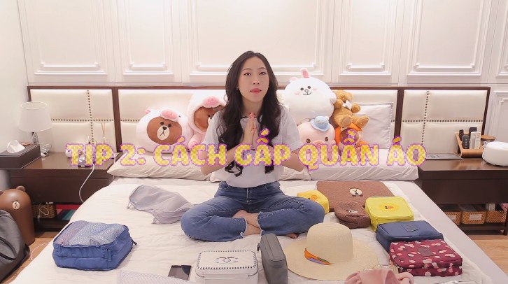 Người phụ nữ đang gấp quần áo theo kỹ thuật cuộn tròn