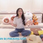 Vali du lịch được sắp xếp gọn gàng với các vật dụng cá nhân và quần áo được cuộn tròn cẩn thận