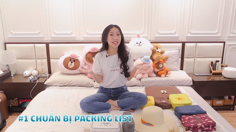 Vali du lịch được sắp xếp gọn gàng với các vật dụng cá nhân và quần áo được cuộn tròn cẩn thận