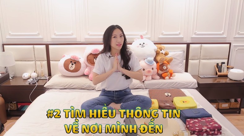 Người phụ nữ đang lên danh sách đồ đạc cần thiết cho chuyến đi