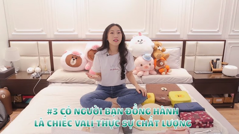 Người phụ nữ đang chọn vali phù hợp cho chuyến đi