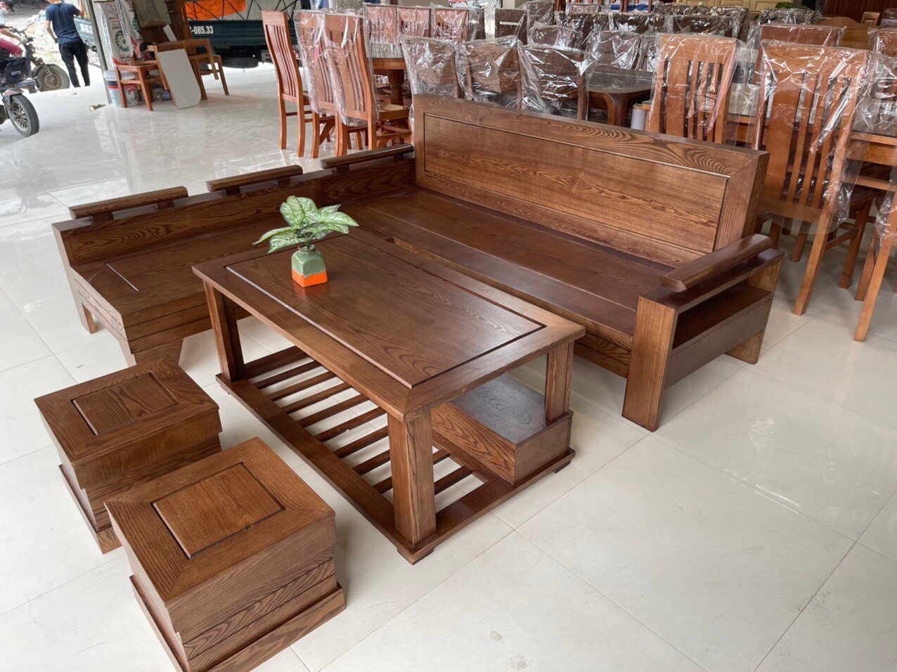 Bộ bàn ghế gỗ giá rẻ với thiết kế hiện đại, phù hợp với nhiều không gian phòng khách