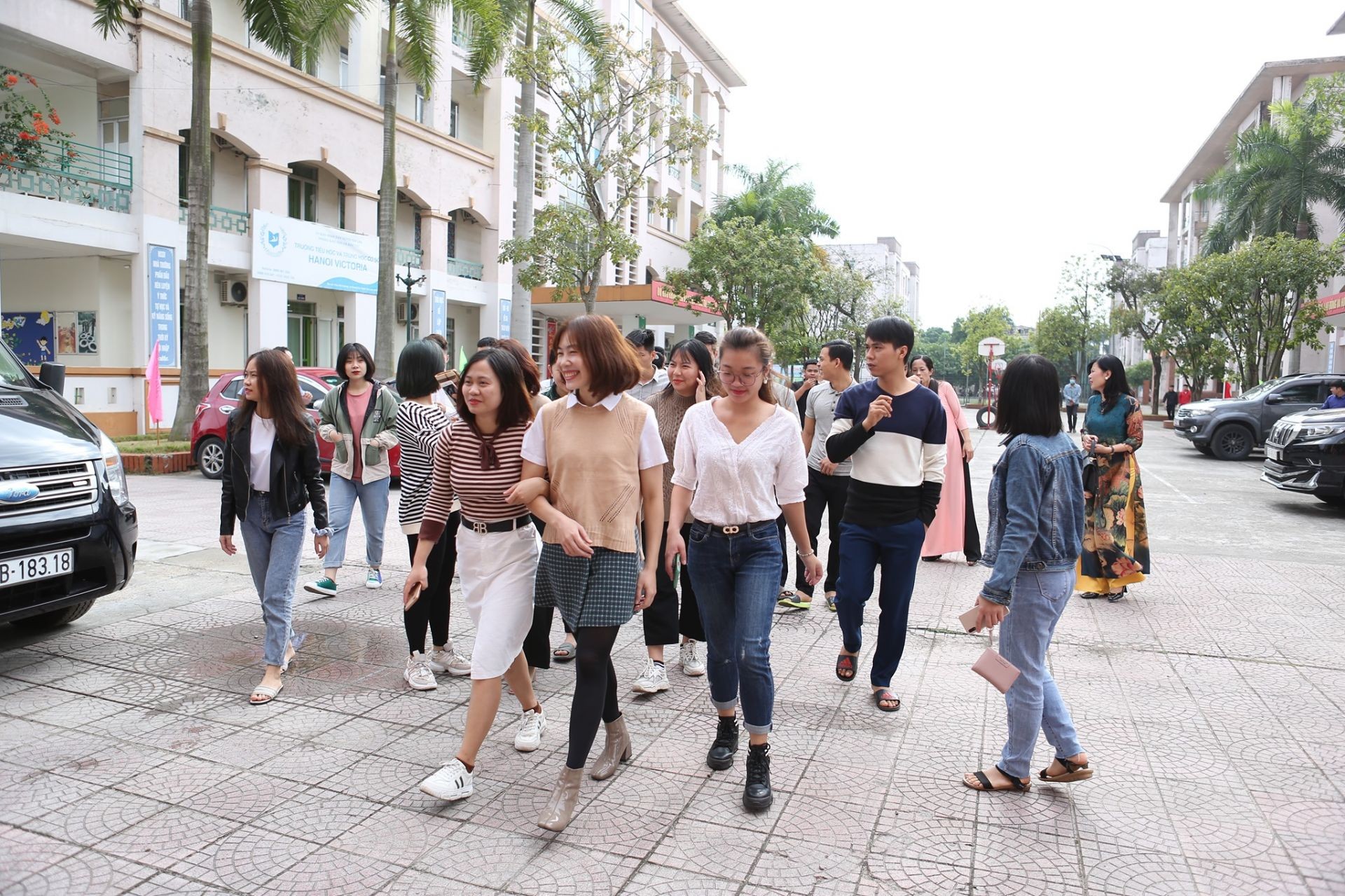 Sinh viên thực hành kỹ năng sửa chữa xe tải