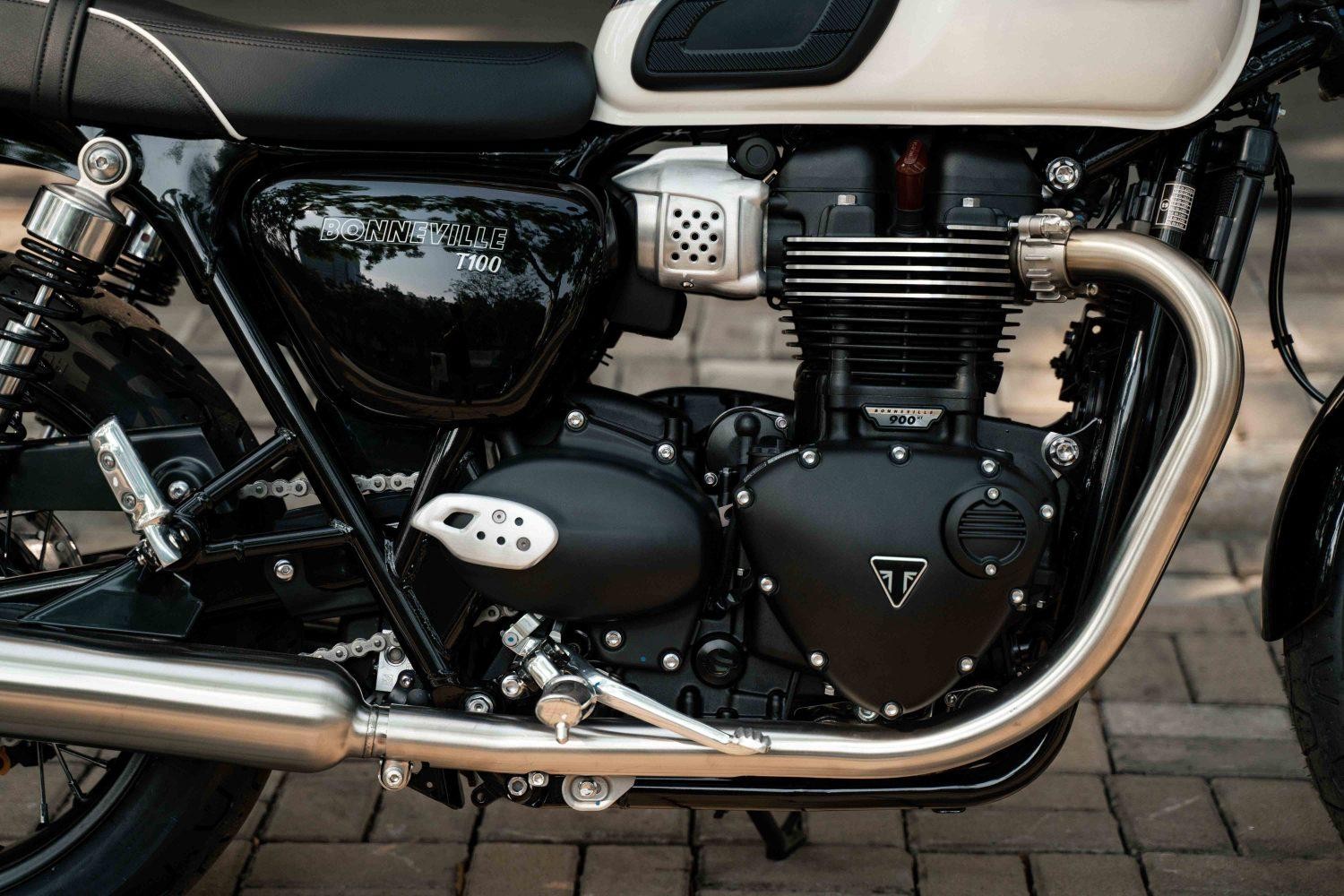 Triumph T100 xanh trắng với thiết kế cổ điển