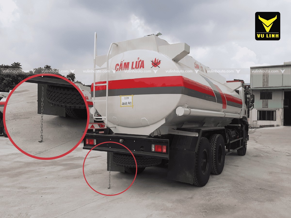 Dây xích nối đất trên xe chở xăng dầu giúp triệt tiêu tĩnh điện