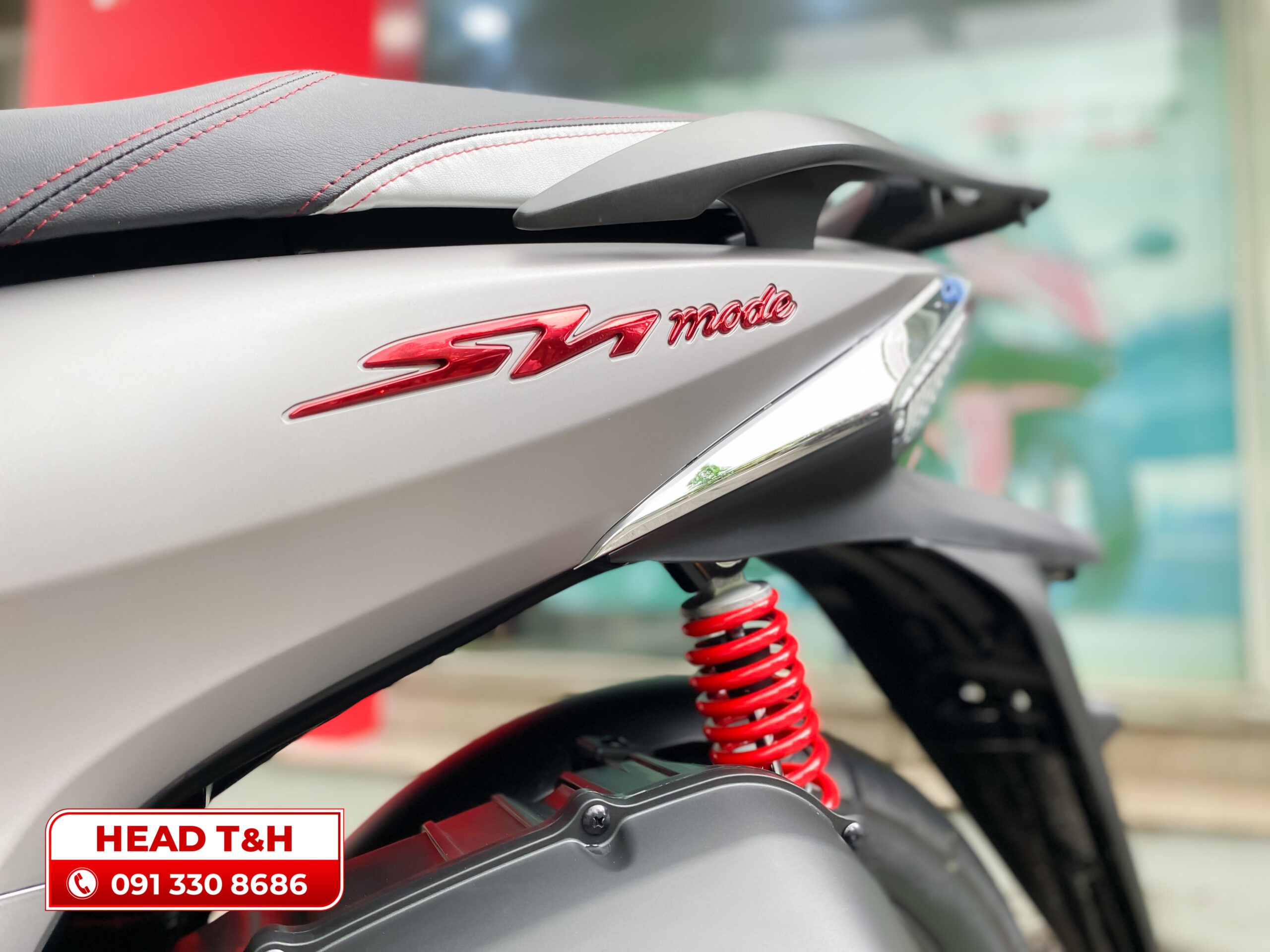 Tem xe 3D trên Honda SH Mode 125 nổi bật với logo SH và mode được thiết kế tinh xảo