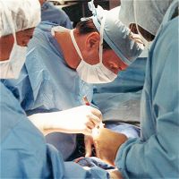 Hình ảnh bác sĩ đang ghép thận cho bệnh nhân